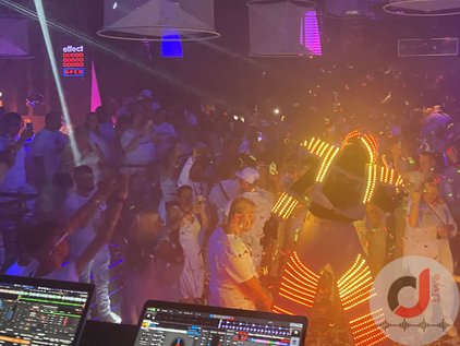 Gäste tanzen ausgelassen auf einer Party mit Musik von DerDJ.de